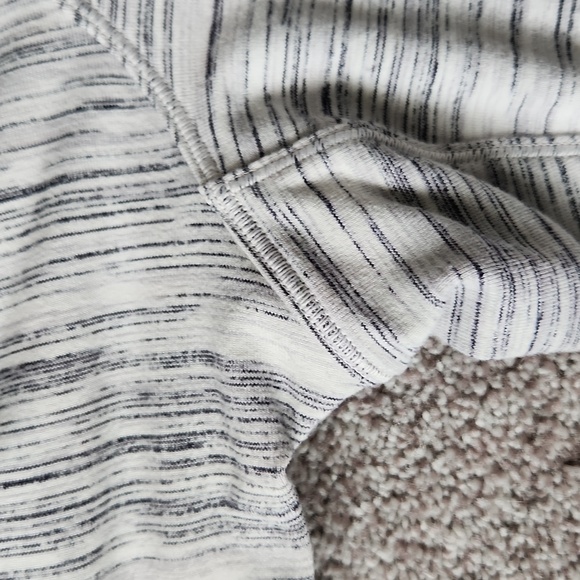 Lululemon Women's Gray High-Neck Top 1/4 zip - Picture 5 of 8